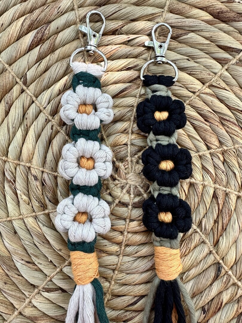 Boho Daisy Weave Keychain - Handmade Macramé Wristlet Key Holder For Purse Or Car Keys